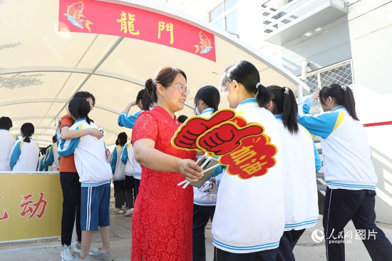 67һ磬۰ѧʦڸͬѧǼ͹ľ7163ӹٷַ 